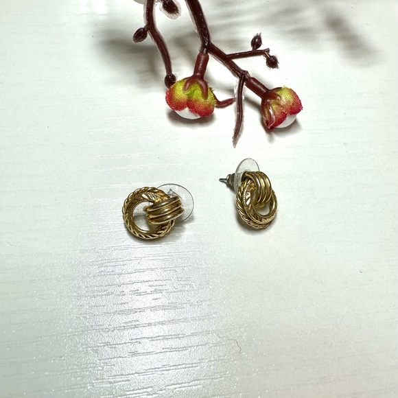 twist up stud earrings - Picture 4 of 6